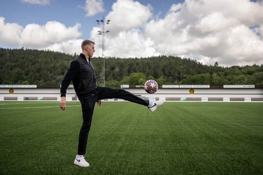 Holstein Kiels Alexander Bernhardsson trixar med en fotboll