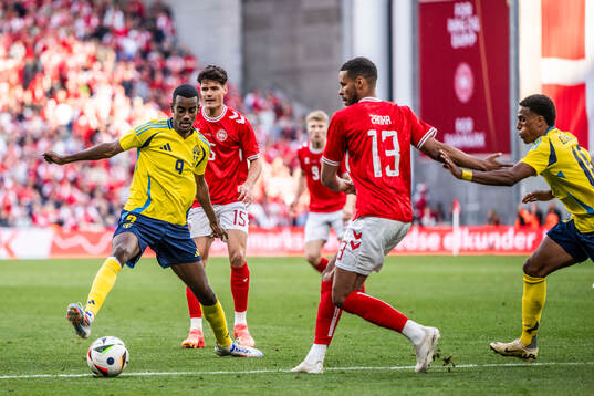 Alexander Isak and Niclas Eliasson of Sweden against