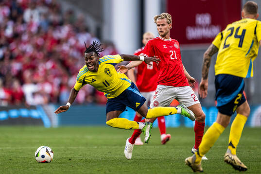 Anthony Elanga of Sweden and Morten Hjulmand of Denmark