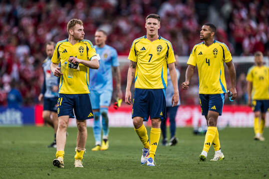 Dejan Kulusevski ,Emil Holm and Isak Hien of Sweden