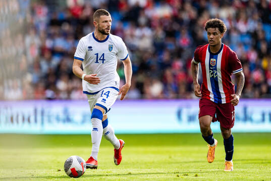 Valon Berisha of Kosovo and Oscar Bobb of Norway