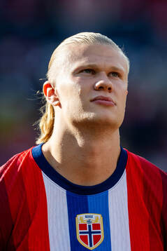 Erling Braut Haaland of Norway line up