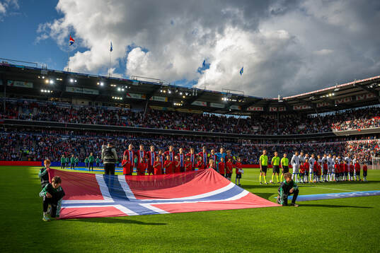 Players of both teams line up
