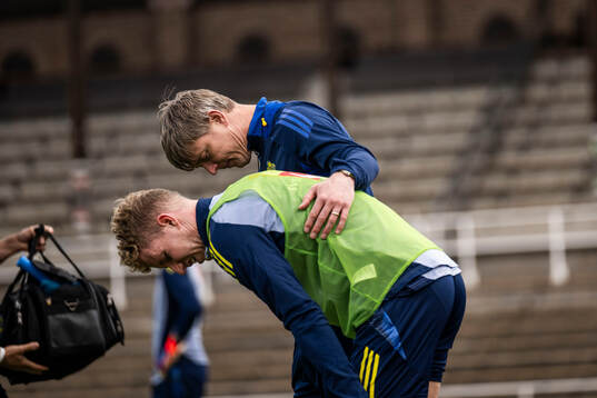 Samuel Gustafson and Head coach Jon Dahl Tomasson of the