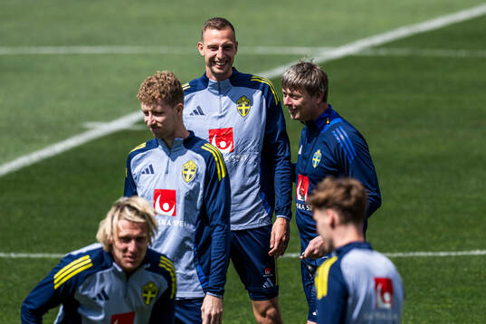 Gustaf Nilsson and Head coach Jon Dahl Tomasson of the