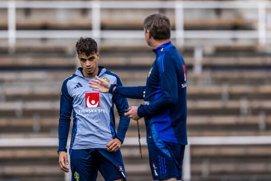 Yasin Ayari and Head coach Jon Dahl Tomasson of the Swedish