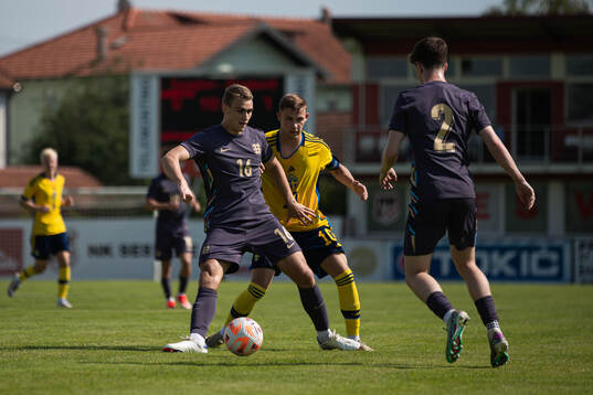Noel Buck of England and Jacob Ondrejka of Swedenduring the
