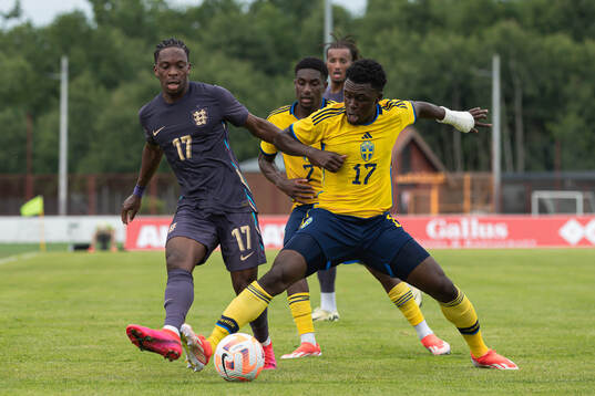 Martial Godo of England and Zeidane Inoussa of Sweden