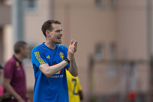 Head coach Daniel Bäckström of Sweden