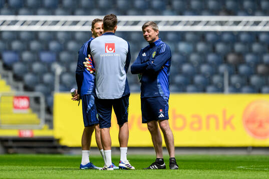 Goalkeeper coach Maths Elfvendal, goalkeeper Kristoffer
