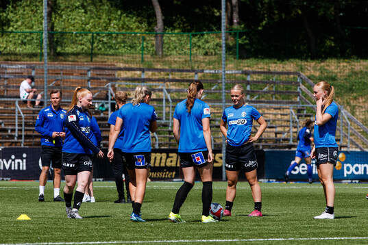 Växjö DFFs spelare värmer upp