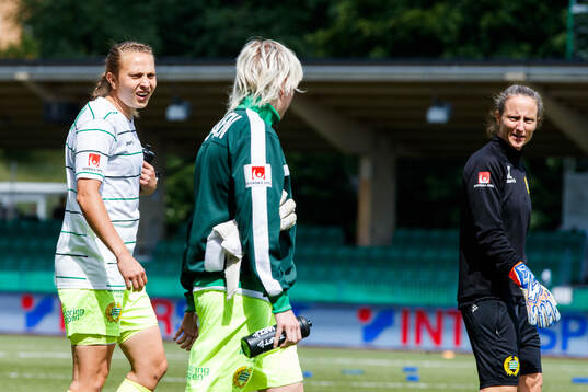 Hammarbys målvakt Anna Tamminen, Moa Edrud och