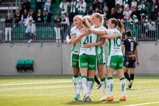 Hammarbys Julie Blakstad jublar med lagkamrater