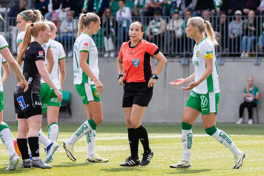 Hammarbys Ellen Wangerheim och Alice Carlsson reagerar mot