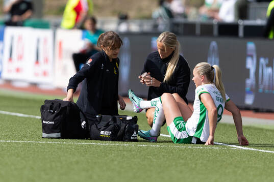Hammarbys Anna Jøsendal har ont och får vård