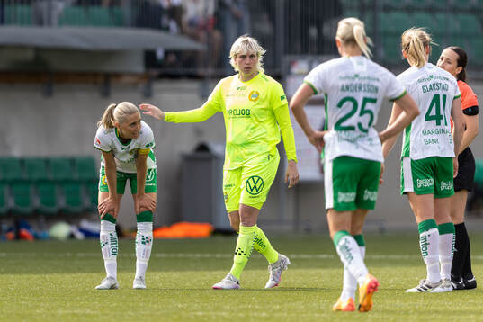 Hammarbys Alice Carlsson och målvakt Moa Edrud deppar