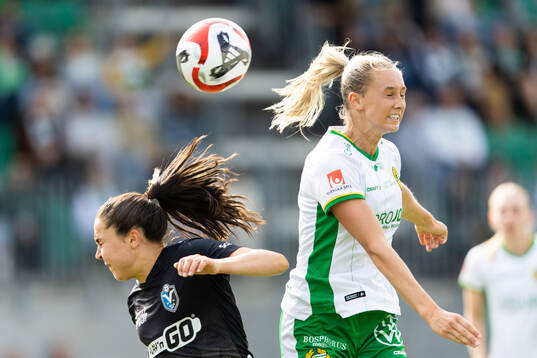 Växjö DFFs Heidi Elisabeth Ellingsen och Hammarbys Ellen
