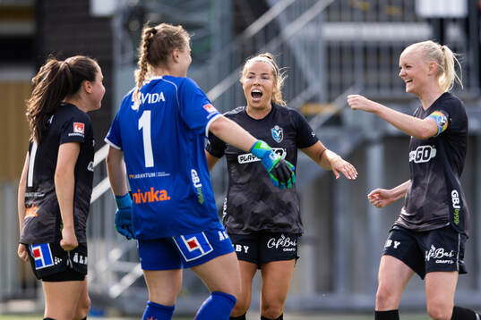 Växjö DFFs spelare jublar