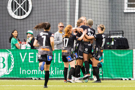 Växjö DFFs spelare jublar