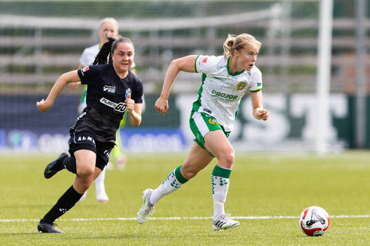 Växjö DFFs Heidi Elisabeth Ellingsen och Hammarbys Julie