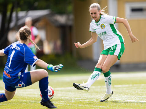 Växjö DFFs målvakt Maja Bay Østergaard räddar ett