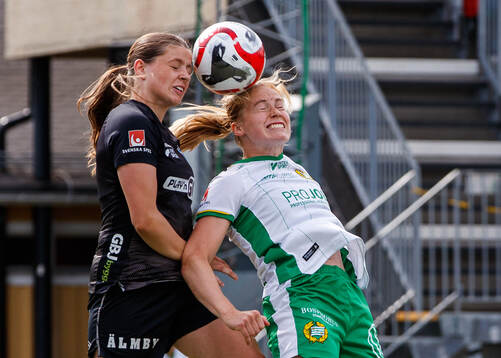 Växjö DFFs Emma Holmqvist i en nickduell med Hammarbys