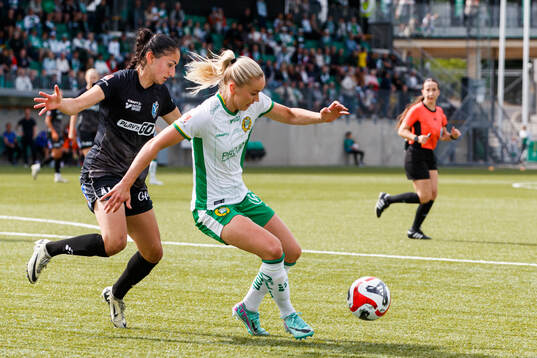 Växjö DFFs Nesrin Akgun och Hammarbys Anna Jøsendal