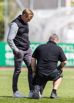 Hammarbys tränare Martin Sjögren inspekterar planen