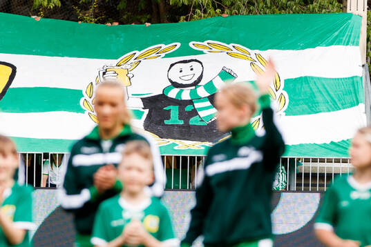 En bit av ett TIFO innan fotbollsmatchen i Damallsvenskan