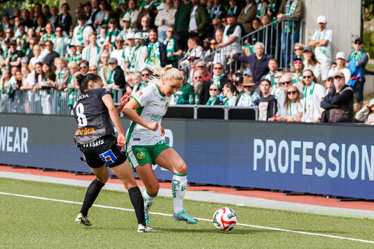 Växjö DFFs Nesrin Akgun och Hammarbys Anna Jøsendal