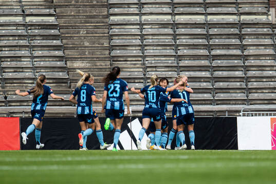 Djurgårdens Zara Jönsson jublar med lagkamrater