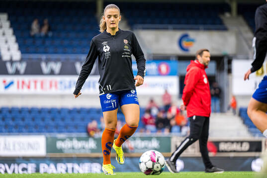 Guro Hammer Røn of AaFK Fortuna warms up