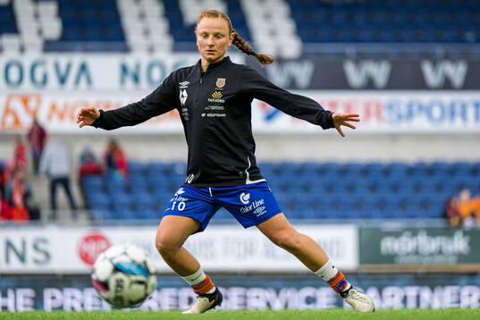Laura Gashi of AaFK Fortuna warms up