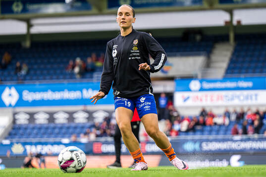 Maria Herdel Pedersen of AaFK Fortuna warms up