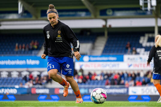 Agata Drozdzik of AaFK Fortuna warms up