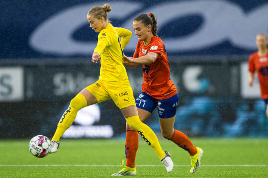 Sara Elise Berg of Bodø/Glimt and Guro Hammer Røn of AaFK