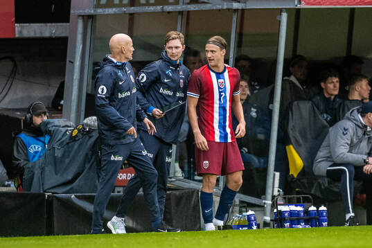 Head coach Ståle Solbakken and Erik Botheim of Norway