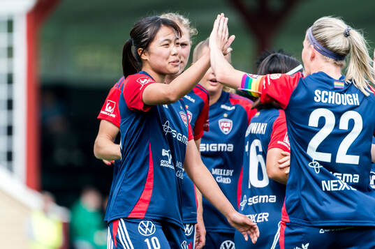 FC Rosengårds Momoko Tanikawa jublar med Olivia Schough