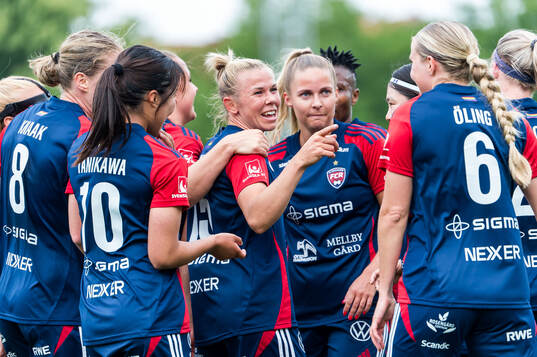 FC Rosengårds Jessica Wik jublar med lagkamrater