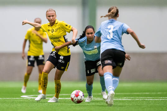 Elfsborgs Linn Sångberg och Boo FFs Nicole Ruiz Granados