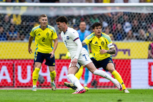 Dusan Vlahovic of Serbia and Victor Nilsson Lindelöf of