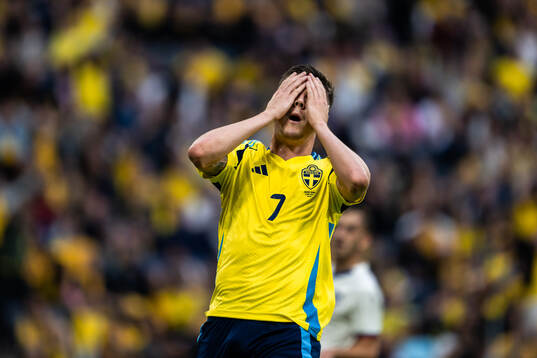 Victor Nilsson Lindelöf of Sweden looks dejected