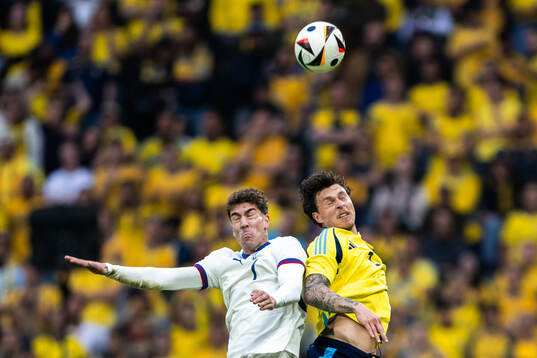 Victor Nilsson Lindelöf of Sweden and Dusan Vlahovic of