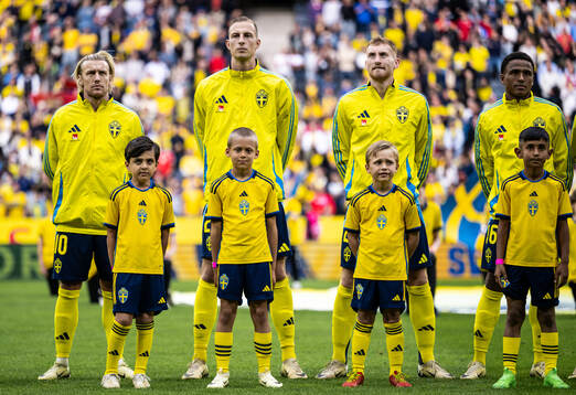 Players of Sweden and mascots