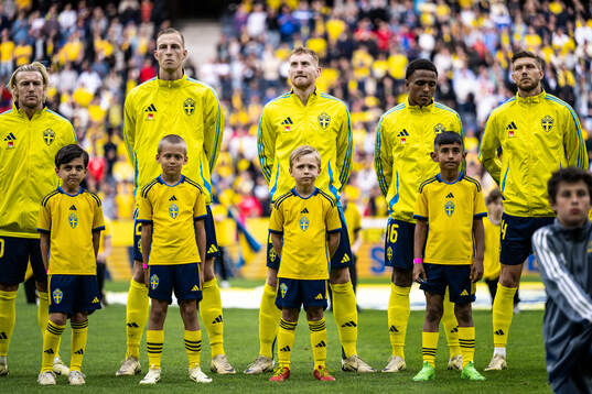 Players of Sweden and mascots