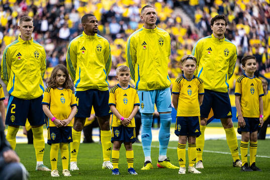 Players of Sweden and mascots