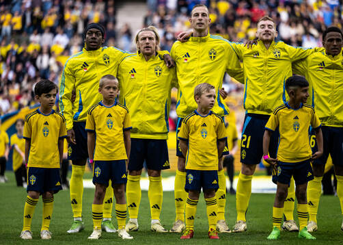 Players of Sweden and mascots