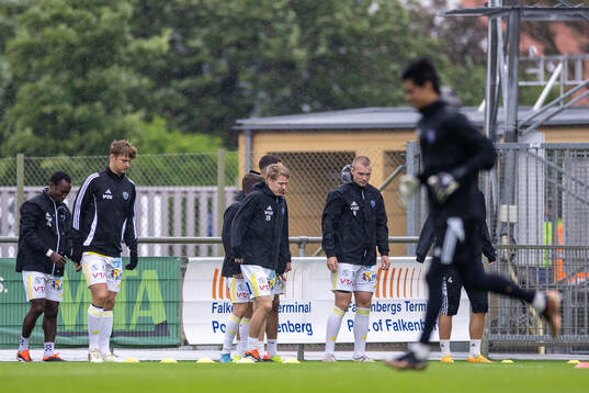 Falkenbergs spelare värmer