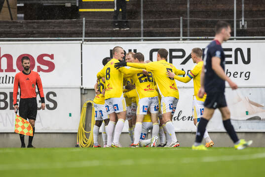 Falkenbergs Remo Gotfredsen Grgic jublar med lagkamrater