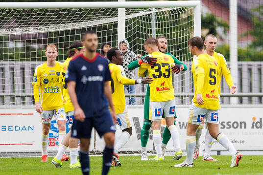 Falkenbergs målvakt Anton Andersson jublar
